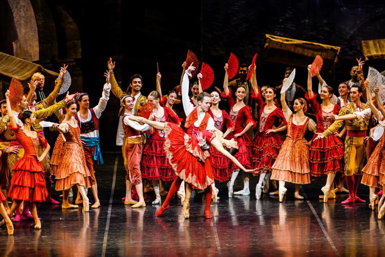 Nicoletta Manni e Leonid Sarafanov applauditi in Australia, accanto al corpo di ballo del Teatro alla Scala di Milano, nel 'Don Chisciotte' (foto Darren Thomas)