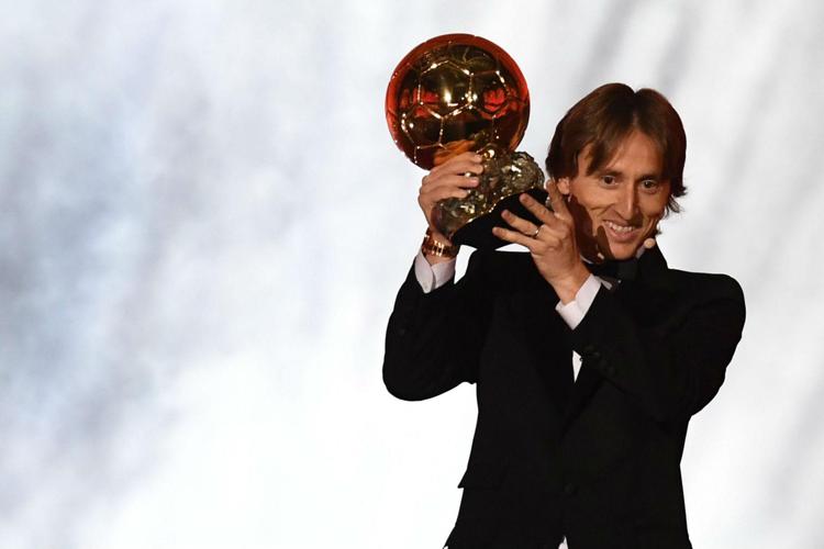 Luka Modric con il Pallone d'Oro vinto nel 2018 - (foto AFP)