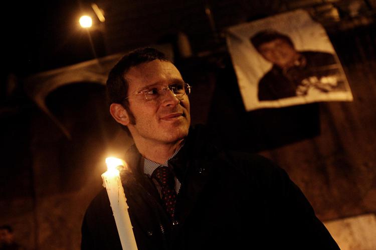 Cristiano Sandri, fratello di Gabriele, nel corso di una fiaccolata in ricordo del tifoso  laziale ucciso l'11 novembre 2007 (Fotogramma /Ipa)