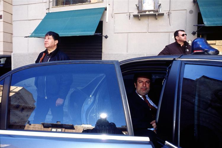 Vincenzo Conticello dentro l'automobile blindata, dietro di lui gli uomini della scorta (Fotogramma)