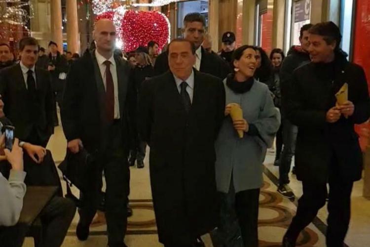 Caldarroste e selfie, passeggiata natalizia per Berlusconi
