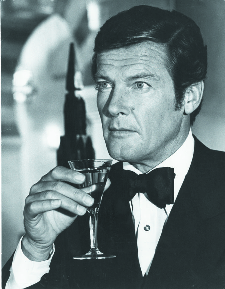 Roger Moore come James Bond bene vodka martini - agitato, non mescolato - nel film The Spy Who Loved Me (1977) ©TopFoto  - FOTOGRAMMA