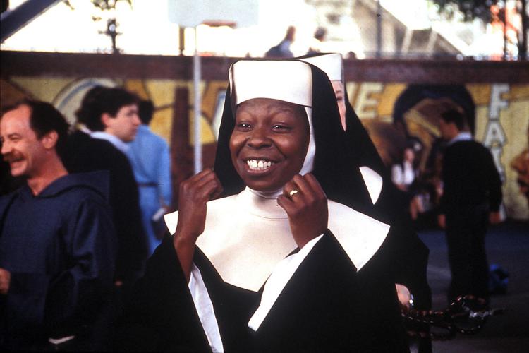 Nell'immagine, l'attrice Whoopi Goldberg in una scena del film 'Sister Act' (Fotogramma /Ipa)