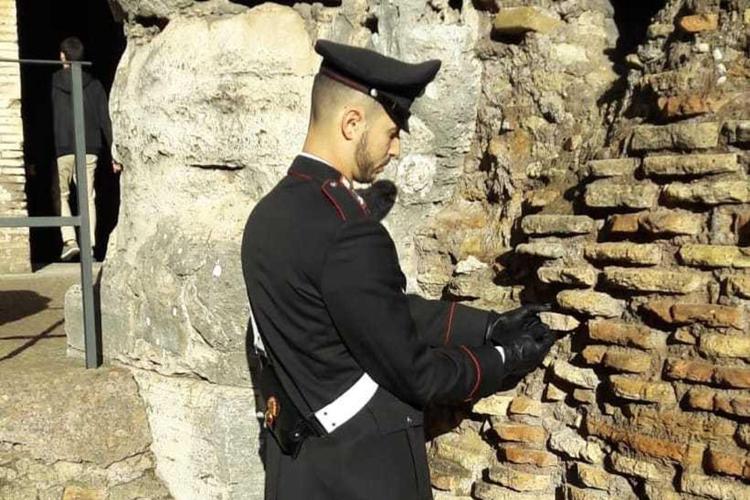 Stacca frammento del Colosseo, denunciato turista