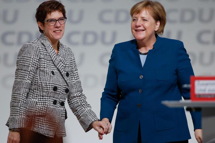 Annegret Kramp-Karrenbauer con Angela Merkel (Afp) - AFP