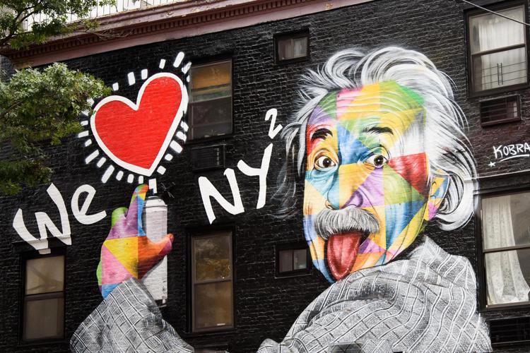 Murales con Albert Einstein a Chelsea, New York (FOTOGRAMMA/IPA)