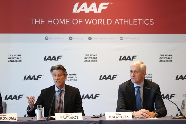 A sinistra il presidente IAAF, Sebastian Coe (AFP)