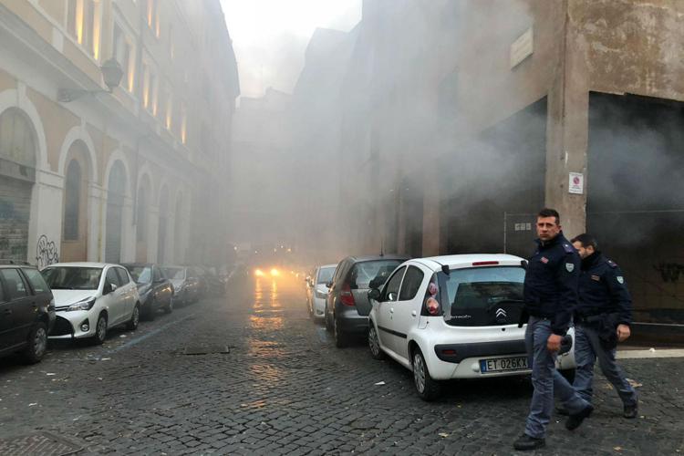 Incendio al ghetto di Roma, auto in fiamme in un garage