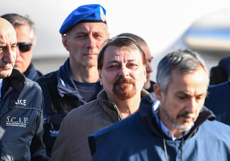 Cesare Battisti all'arrivo a Ciampino (AFP)