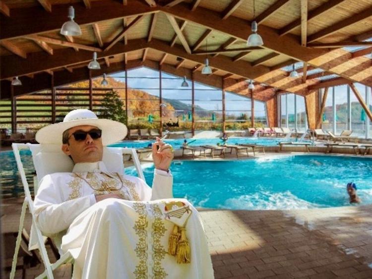 Jude Lawe - The young Pope 'trasportato' in una piscina bolognese in una delle opere di Regina Lunelli Pancaldi  
