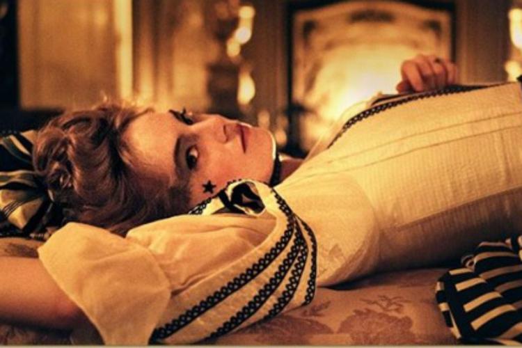 Emma Stone in 'La favorita' (Foto dal profilo Instagram della 20th Century Fox Italia)