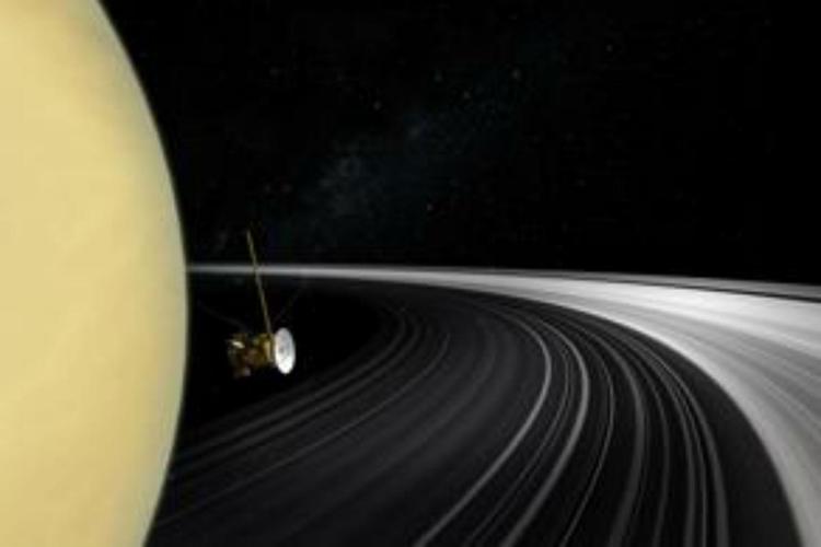 Disegno artistico della sonda Cassini mentre attraversa gli anelli di Saturno (Crediti NASA/JPL-Caltech)