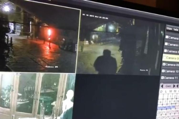 Un frame del video pubblicato da Borrelli sulla bomba carta davanti alla pizzeria di Sorbillo