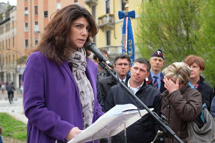 Debora Bornazzini, figlia di Domenico, nel corso di una cerimonia di intitolazione del Giardino dedicato alle vittime della strage di via Adige (Fotogramma)