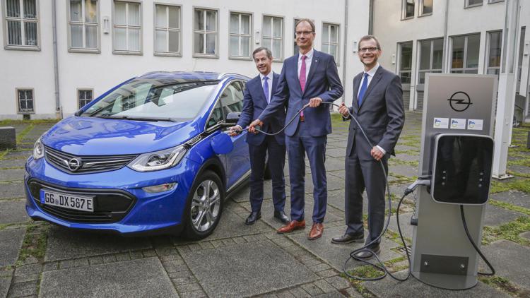 A Rüsselsheim con Opel maxi-progetto da 1300 punti di ricarica