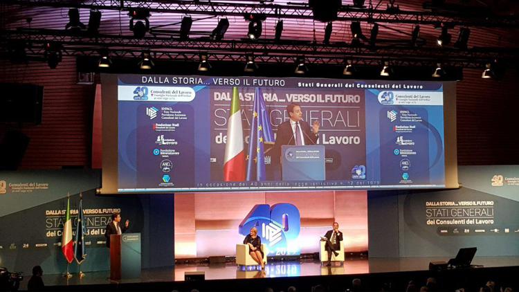 Sul palco il premier, Giuseppe Conte, e la presidente del Consiglio nazionale dei consulenti del lavoro, Marina Calderone