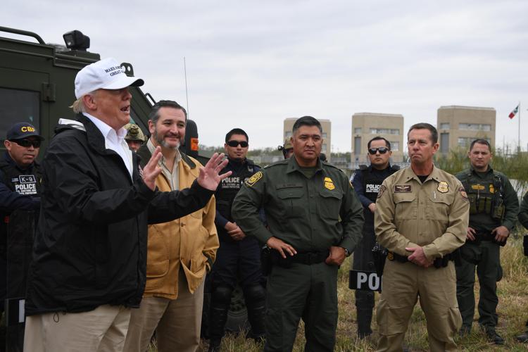 Donald Trump in visita al confine con il Messico (AFP)