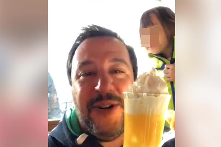 Salvini show sulla neve, in diretta irrompe la figlia
