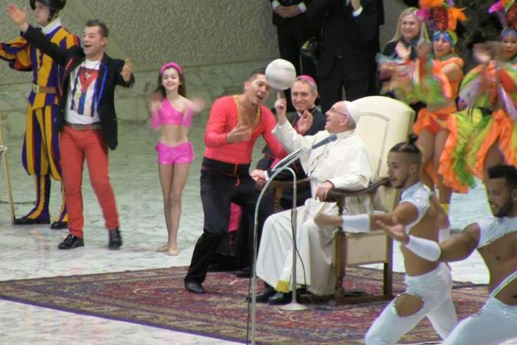 Il Papa incontra il Circo di Cuba