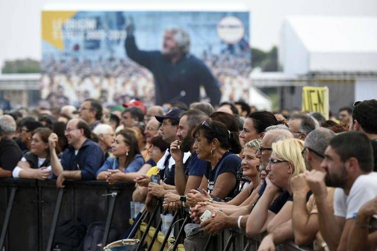 Alcuni attivisti del M5S alla manifestazione Italia a 5 Stelle (Footogramma) - FOTOGRAMMA