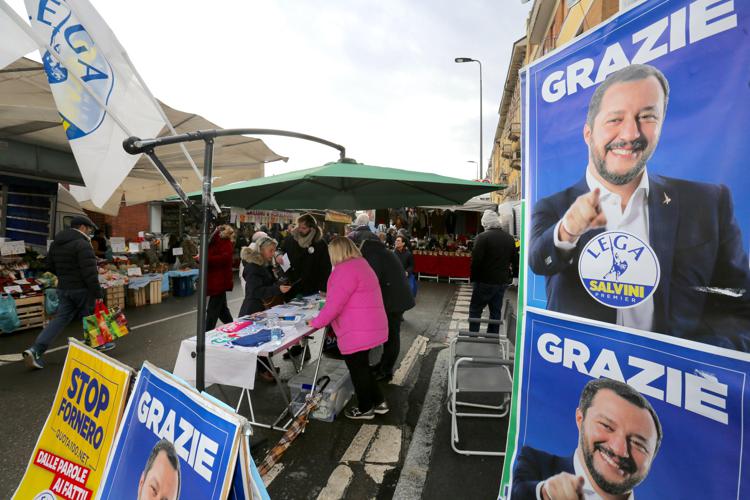 Gazebo della Lega Nord per raccolta firme a favore di Salvini (Fotogramma)