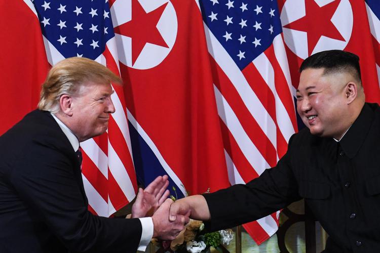 L'incontro tra Donald Trump e Kim Jong Un ad Hanoi. (AFP)