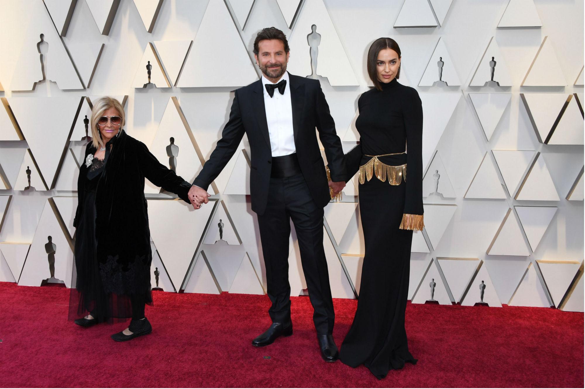  Bradley Cooper con la mamma Gloria Campan e Irina Shayk in Burberry (Afp)