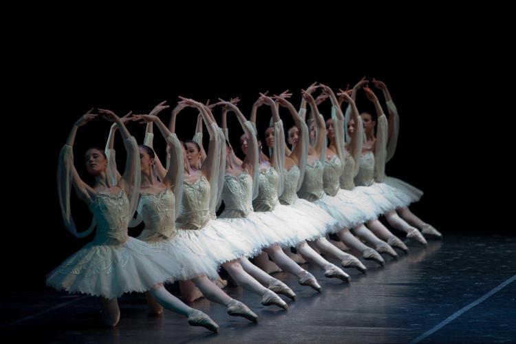 Un'immagine delle allievi della Scuola di Ballo della Scala di Milano nel Regno delle Ombre tratto da 'Bayadère' (foto Melissa Bonfanti)