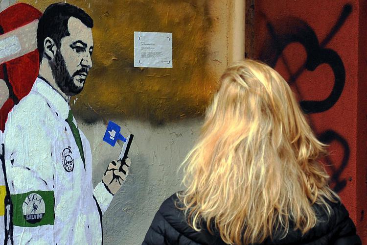 Murales dell'artista 'TvBoy' a Milano con Salvini e Di Maio al telefono (FOTOGRAMMA)