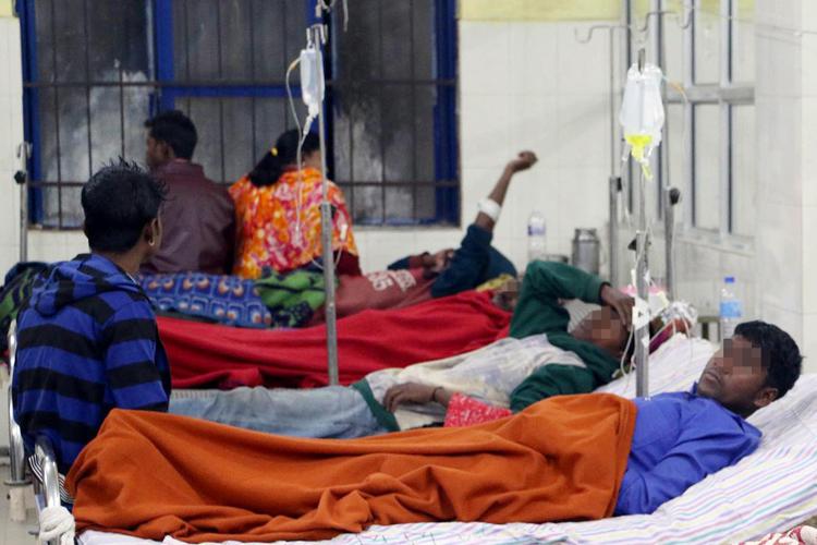 Persone ricoverate al 'Jorhat Medical College and Hospital' nello stato di Assam, India (FOTOGRAMMA/IPA)