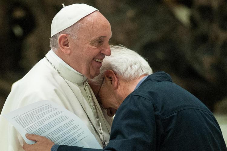 Don Vinicio Albanesi abbraccia il Papa durante un meeting alla Comunità di Capodarco (Fotogramma /Ipa)