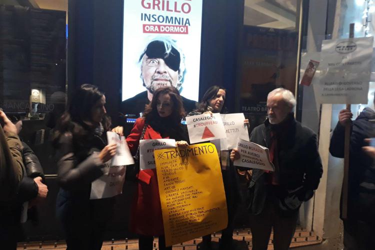 Alcuni attivisti contestano Grillo davanti al Brancaccio