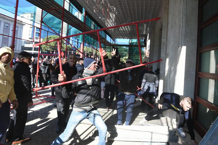 Assalto alla sede del primo ministro Edi Rama a Tirana (AFP)