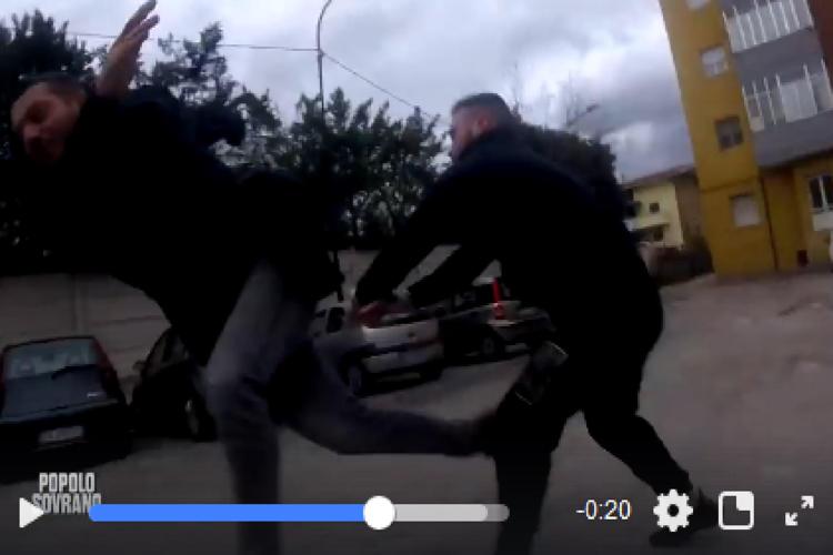 Uno dei momenti dell'aggressione alla troupe di 'Popolo Sovrano' in un video pubblicato su Facebook da Rai2