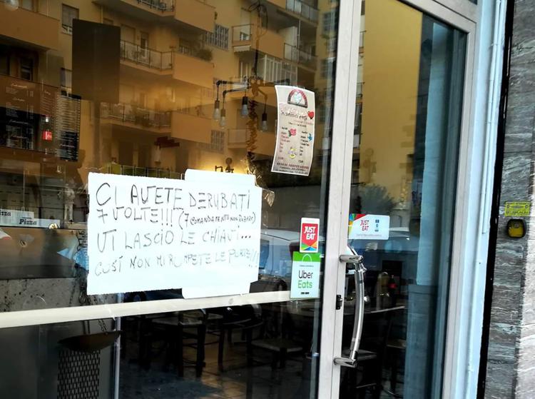 'Vi lascio le chiavi', cartello del pizzaiolo dopo 7 furti in 5 mesi