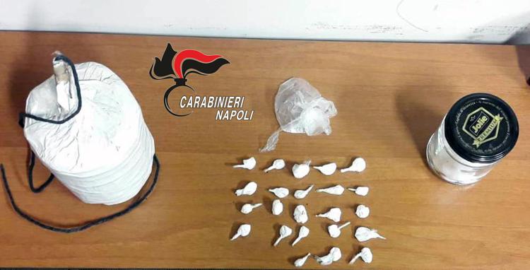 Bomba carta e dosi di stupefacente rinvenuti dai Carabinieri