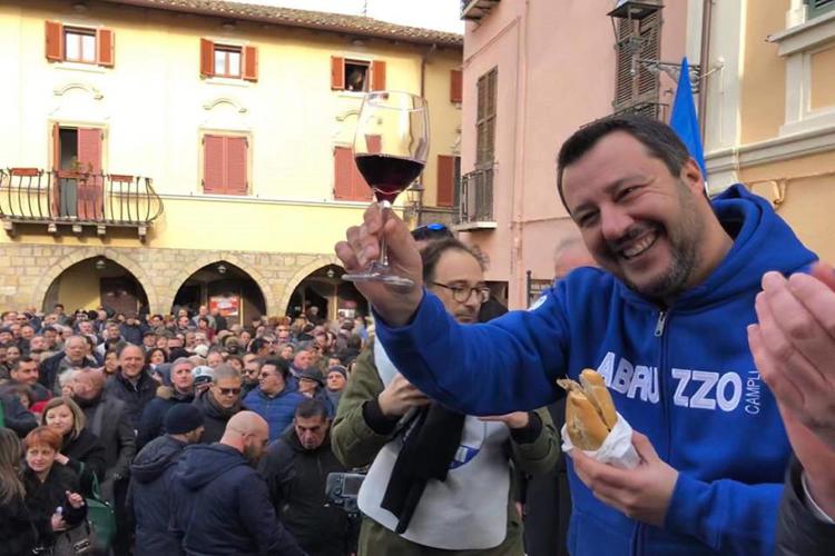 Matteo Salvini, vino e porchetta (Facebook /Adnkronos)