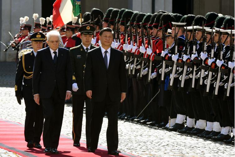 Xi Jinping (R) with Sergio Mattarella (L)