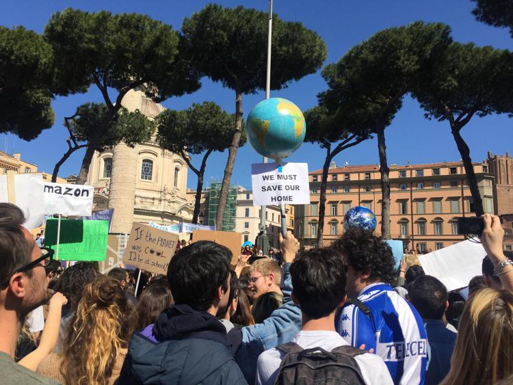 Clima: da Roma i ragazzi in piazza chiedono 'tu da che parte stai?'