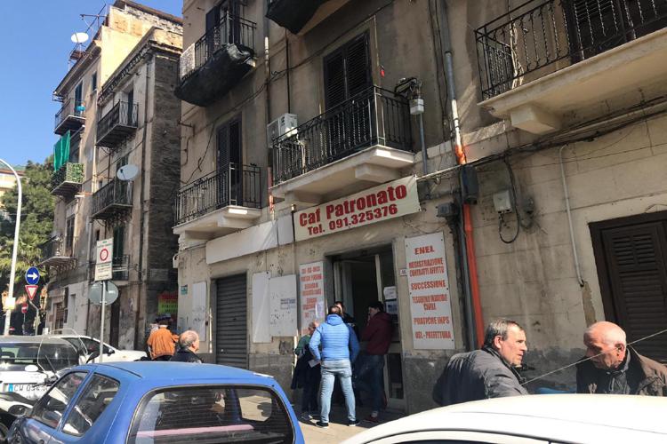 Zero file a un Caf di Palermo (AdnKronos). All'interno del pezzo foto  Adnkronos a Genova