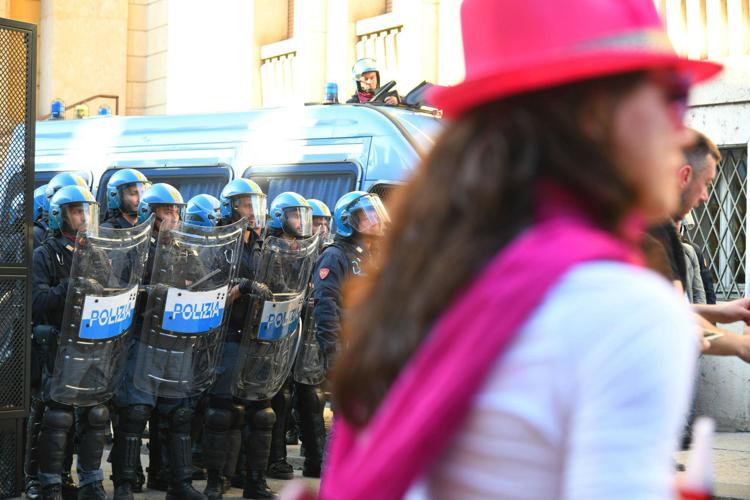 Una manifestante e la polizia ieri a Verona durante  il corteo contro il Congresso delle famiglie (Fotogramma) - FOTOGRAMMA