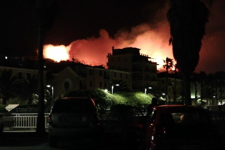 Genova, maxi incendio su alture Cogoleto