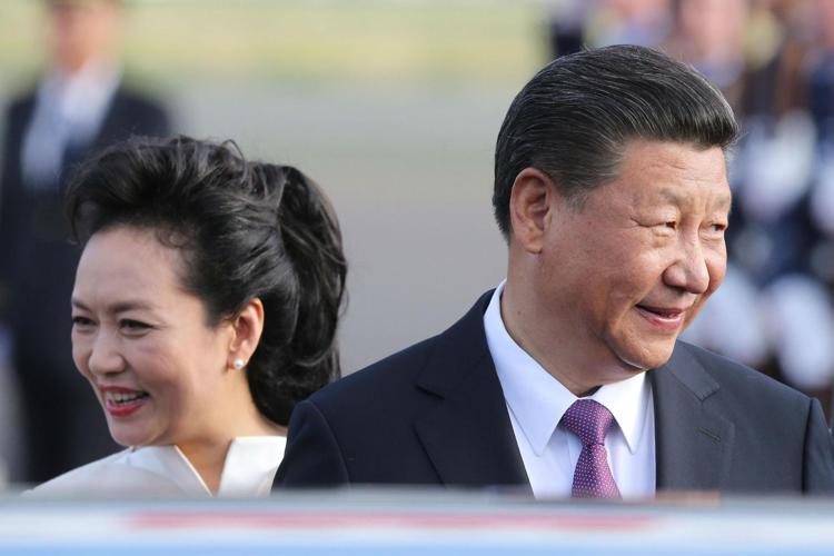Il presidente cinese Xi Jinping con la moglie (Fotogramma/Ipa)