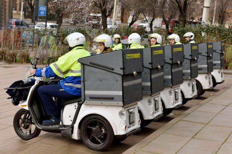 Poste riorganizza centri consegna e diffusione scooter elettrici