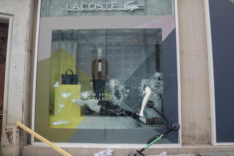 La vetrina di Lacoste tra i negozi vandalizzati (Afp)