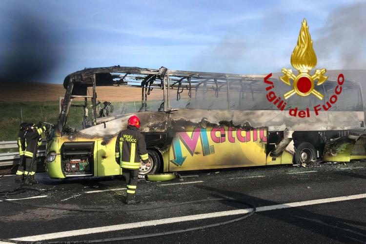 Bus studenti in gita in fiamme su A1