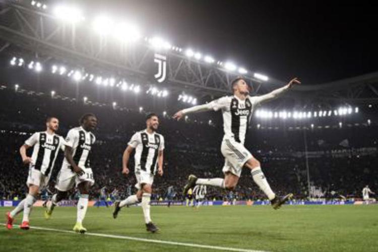 Cristiano Ronaldo festeggia la tripletta durante il match di Champions League contro l'Atletico Madrid (AFP)