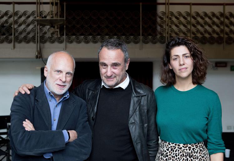 Il neo direttore del Teatro di Roma, Giorgio Barberio Corsetti accanto al presidente Emanuele Bevilacqua e a Francesca Corona, consulente artistica per l'India.