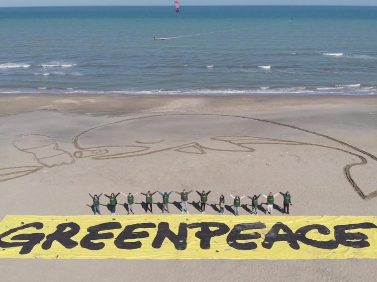 Ambiente: centinaia di persone in spiaggia per dire stop a plastica usa e getta
