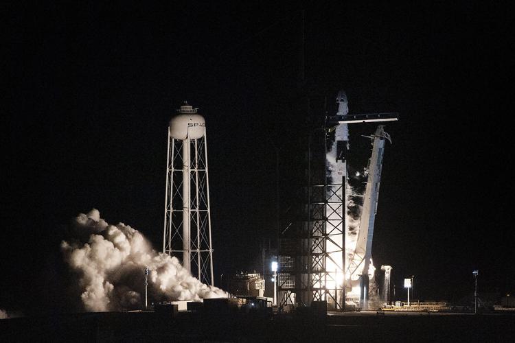 Il razzo Falcon 9 con cui è stata lanciata SpaceX 'Crew Dragon' (AFP)